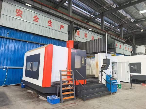 钜钢3023龙门五轴加工中心。工作台2000/3000。门宽230.