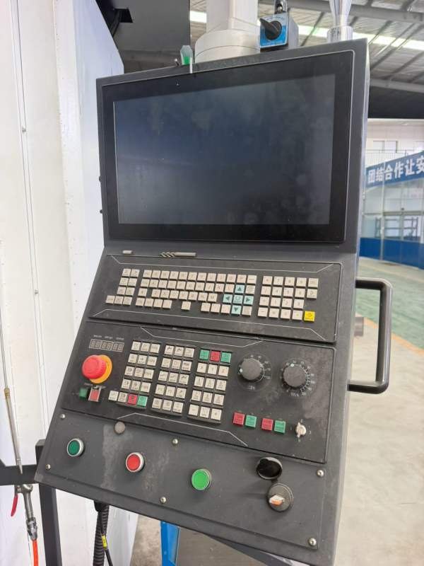 钜钢3023龙门五轴加工中心。工作台2000/3000。门宽230.