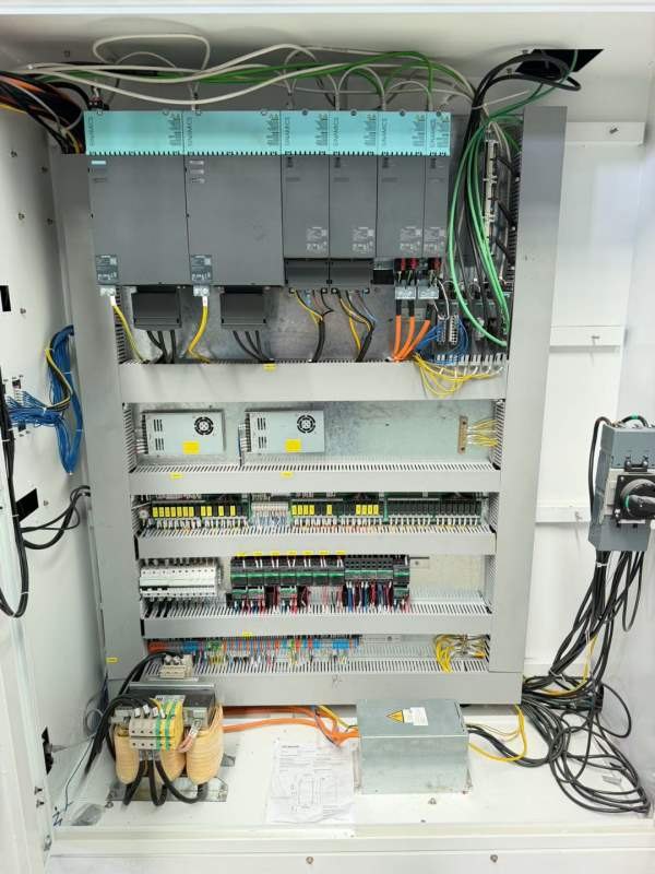 扬森数控机床5030龙门五轴加工中心。工作台4600/2600.