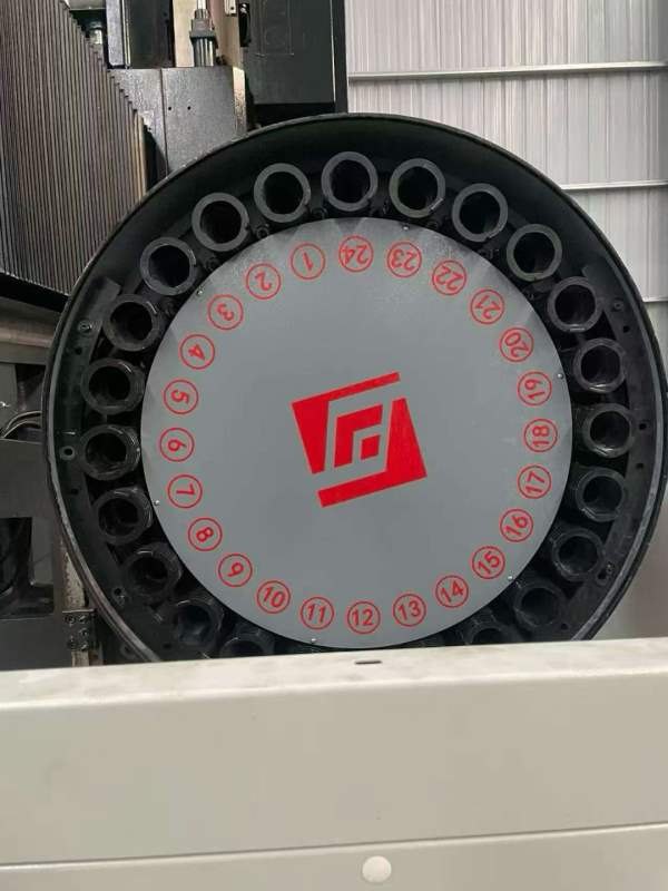 海天6028龙门加工中心，两线一硬，BT50齿轮头，24把机.