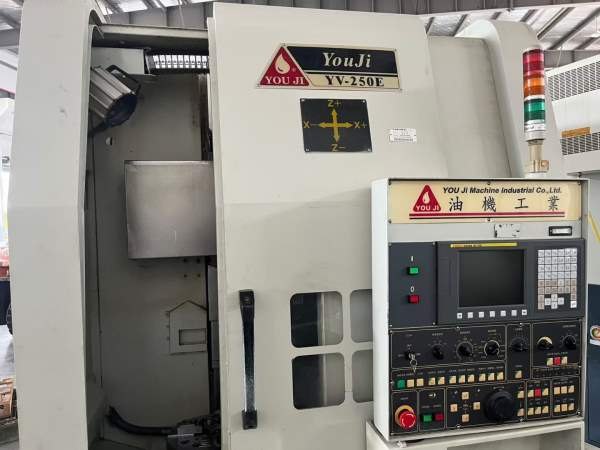 油机YV-250E立车，同款2台。1.加工能力回转直径：500m.