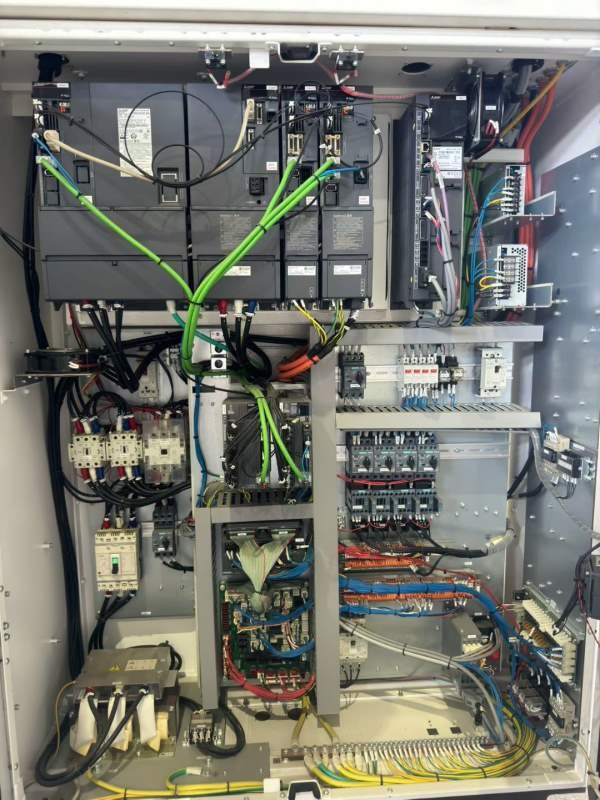 马扎克VCN700DL立式加工中心，工作台1740700。三轴行.