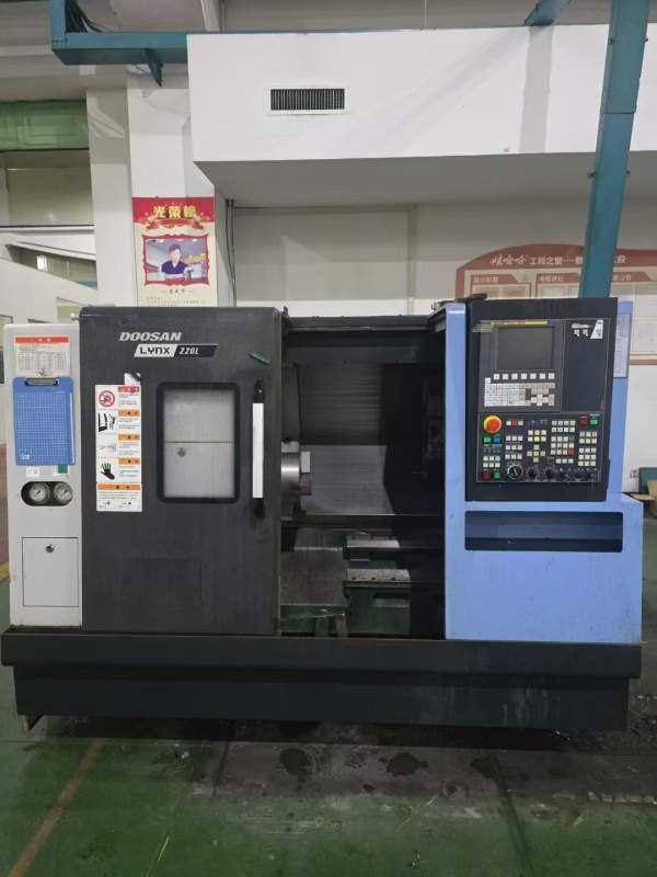 韩国原装斗山220LC，8寸卡盘，韩国原装进口，安装少用.
