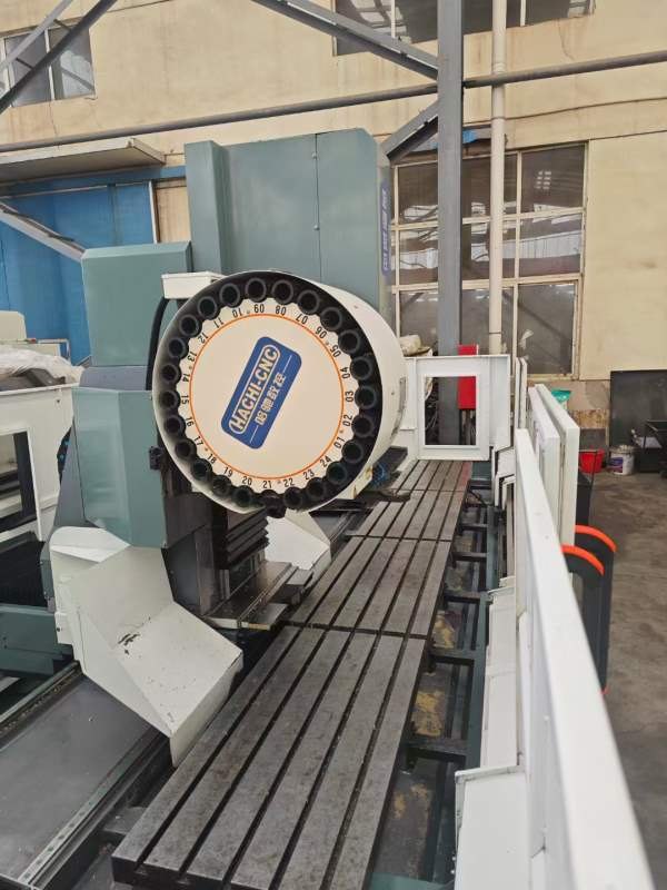 2022年哈驰4500型材机一台，bt40主轴12000转，24把刀.